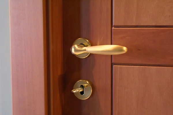 xi mạ trên tay nắm cửa