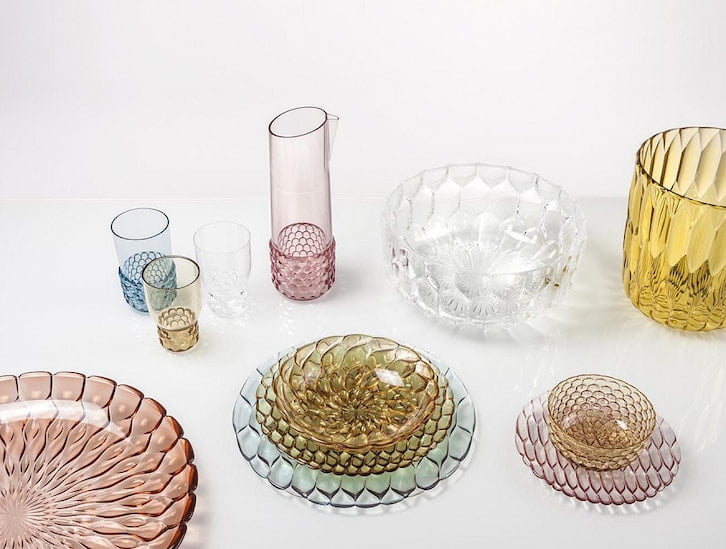 chất liệu từ plexiglas chịu được lực tác động cao và không dễ ăn mòn