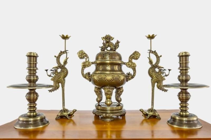 Lư hương là vật dụng quan trọng trên bàn thờ