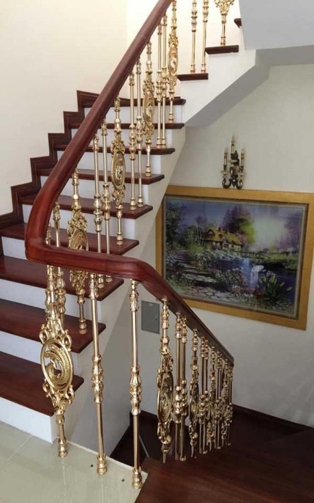 Tay vịn cầu thang nhựa được xi mạ vàng có hoa văn