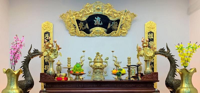 Mẫu phòng thờ thiết kế mạ vàng trang nghiêm