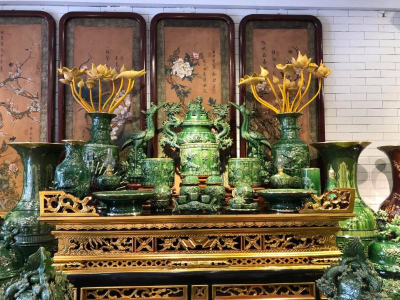 Bình hoa mang lại sự trang nghiêm cho không gian