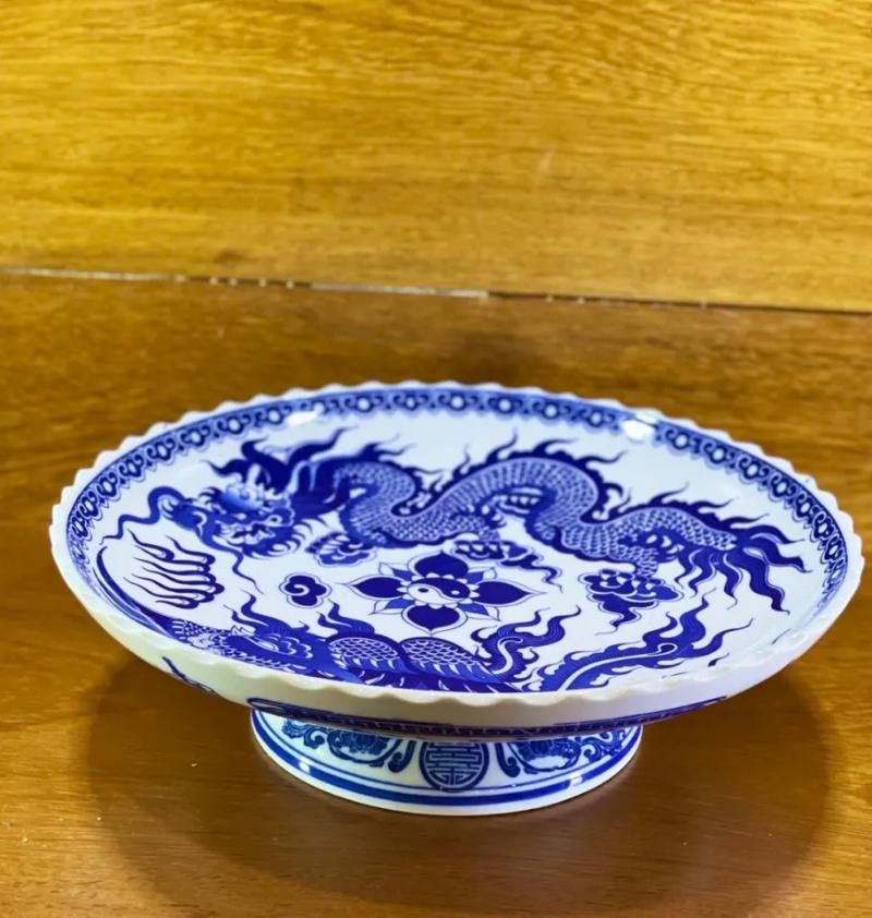 Đĩa thờ thường mang hình ảnh của các vị thần