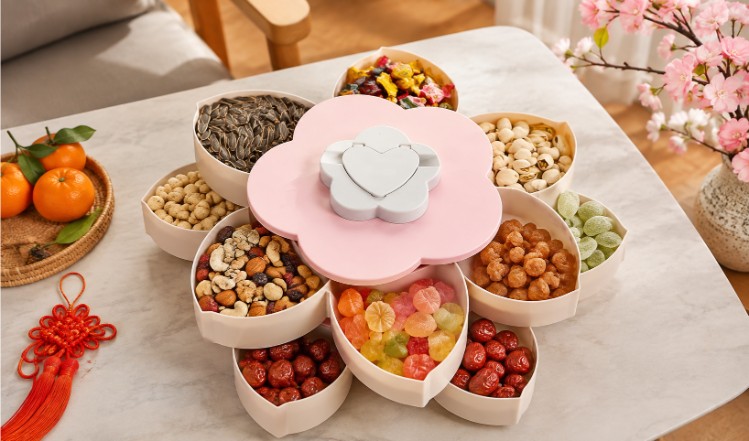 Khay mứt hình hoa hoặc dạng cánh mở tạo điểm nhấn trang trí