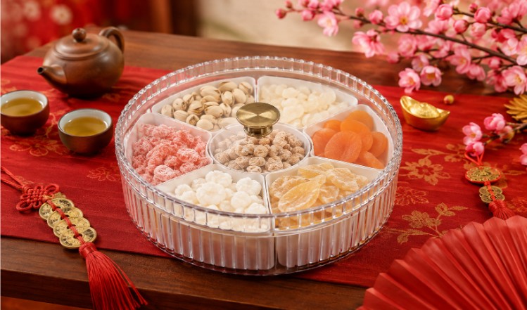 Khay mứt tròn nhiều ngăn giúp chia riêng từng loại bánh kẹo
