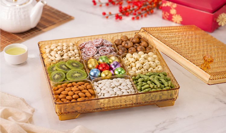 Khay mứt vuông hoặc chữ nhật dễ sắp xếp trên bàn trà