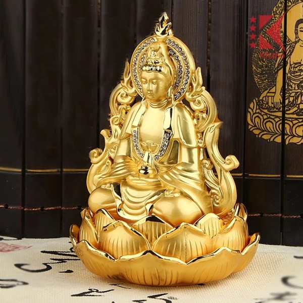 Nhiều gia đình lựa chọn tượng Phật mạ vàng trong nhà
